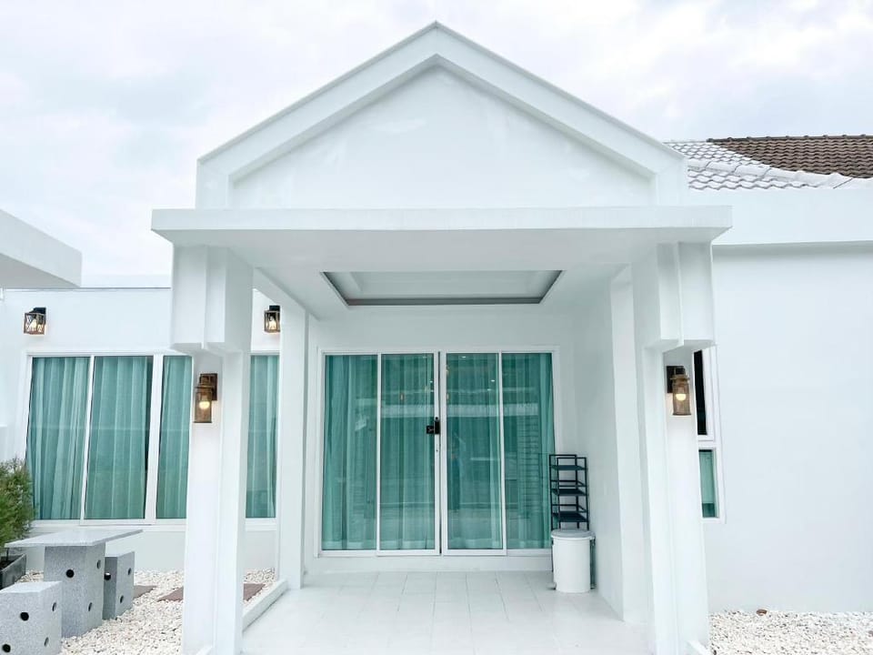 Luxury Modern House in Phuket Town Vacation rental in Chalong