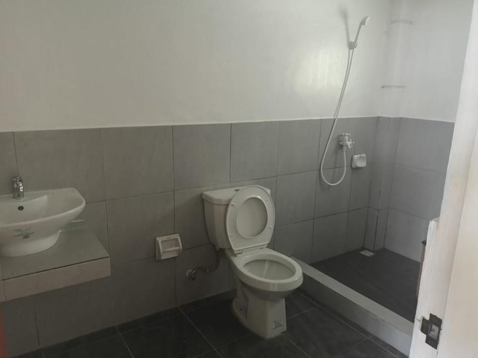 Cozea Beach Lodge Maniwaya - AC Room (8pax) Villa in Calabarzon