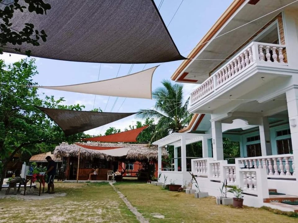 Cozea Beach Lodge Maniwaya -  AC room (4pax) Villa in Calabarzon