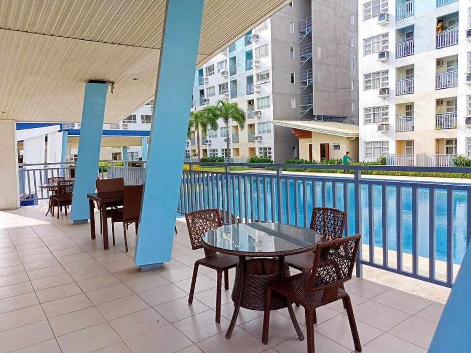 Cozy Condo + Pool • Karaoke • 65" TV • Samal Ferry Apartment in Davao City