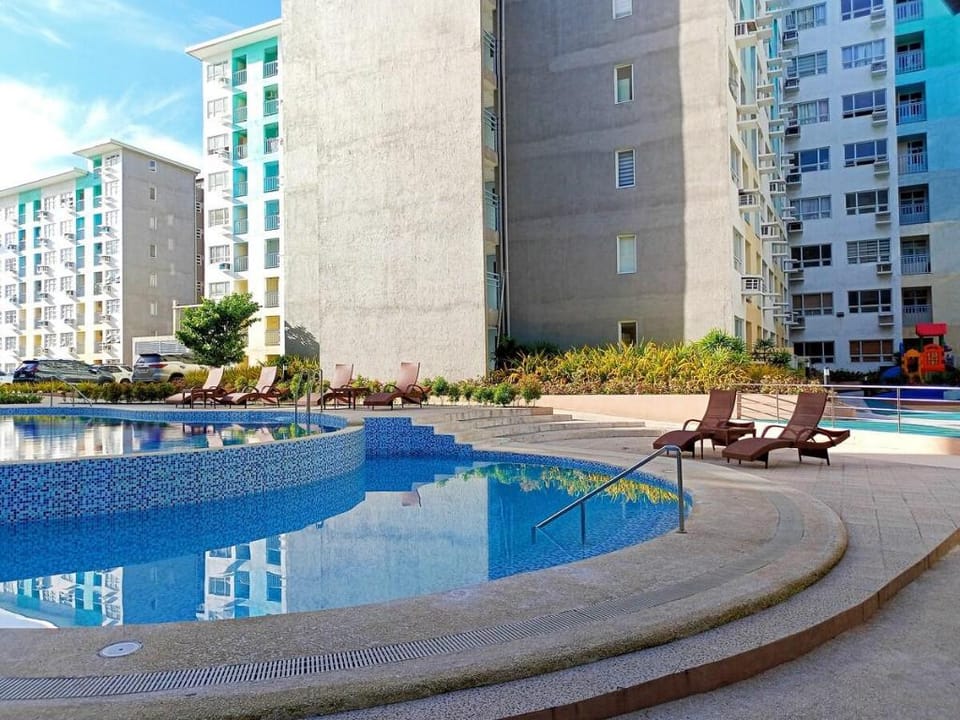 Cozy Condo + Pool • Karaoke • 65" TV • Samal Ferry Apartment in Davao City
