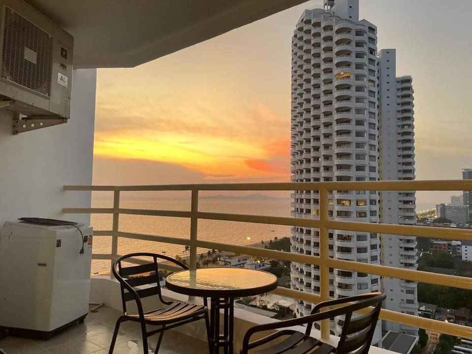 Unixx Walk Street High-Level Sea View Photogenic Apartment with Free Pool in Pattaya Apartment in Pattaya City