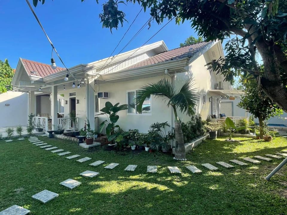 LUXURIOUS STAY NEAR CLARK Villa in Central Luzon