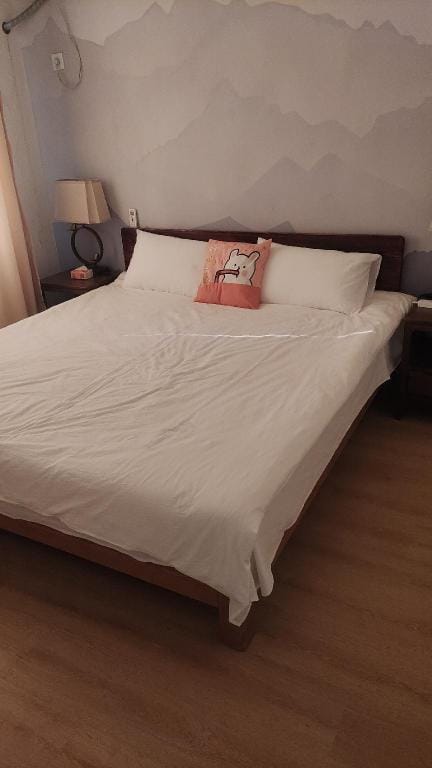 YY寓艳推荐/大明湖畔唯一看大明湖湖景/近泉城广场/可住5人两居室 Vacation rental in Shandong