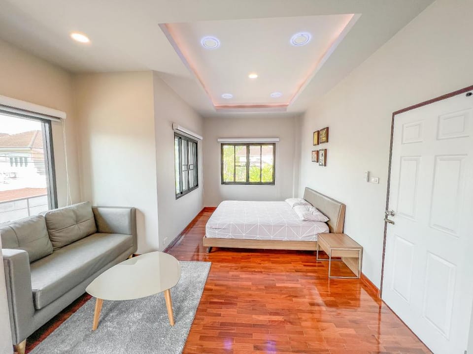 Chiang Mai Central 5 Bedrooms Private Pool Villa Villa in Chiang Mai