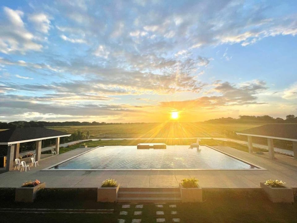 Stranded Paradise Resort Villa in Central Luzon