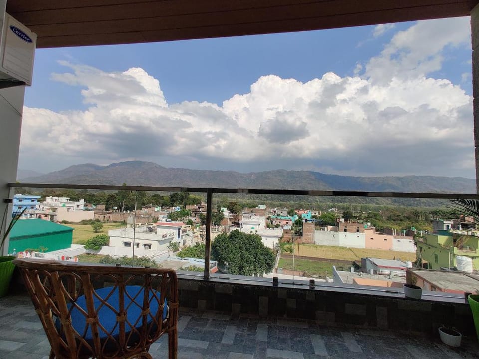 Periwinkle Mountain View 2BHK Apt in Rishikesh Apartment in Rishikesh