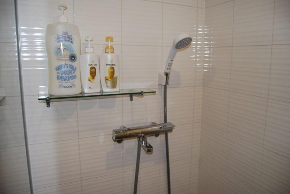 Namba Shin-Imamiya Station1 minute  Private room  Vacation rental in Osaka