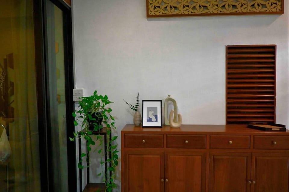 Cozy 3 Bedroom Townhouse 2 min BTS Onnut Sukhumvit Vacation rental in Bangkok