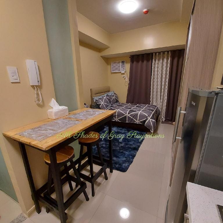 Overlooking with Balcony Staycation Apartment in Quezon City