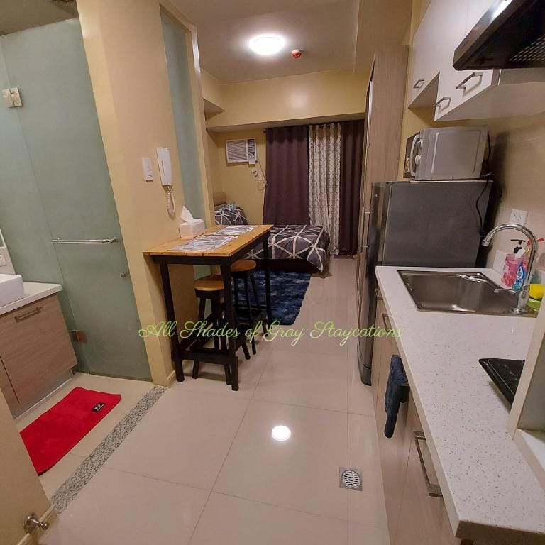 Overlooking with Balcony Staycation Apartment in Quezon City