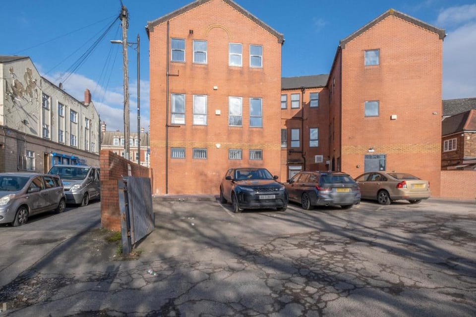 Wednesbury, 2 Bedroom Apartment 101 with Parking Apartment in Walsall