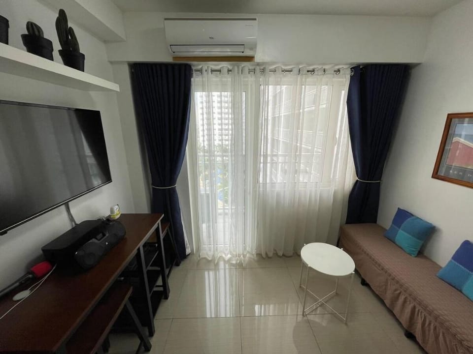 Lovely 1-BR Condo w/ Balcony near NAIA/MOA Apartment in Pasay