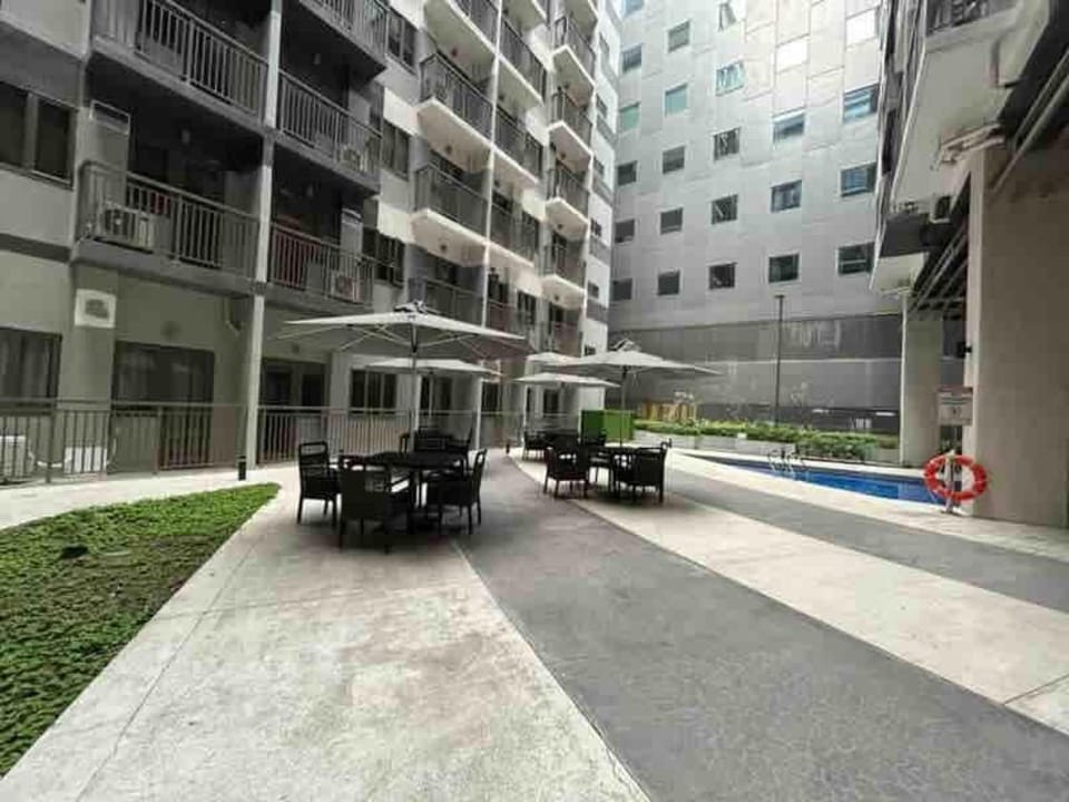 One BR Suite 5 min walk to Mall of Asia Apartment in Pasay