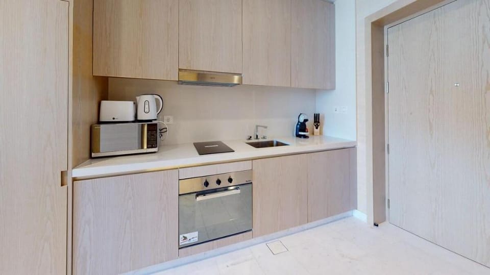 Elevated Living in a Studio in Palm Tower Apartment in Dubai