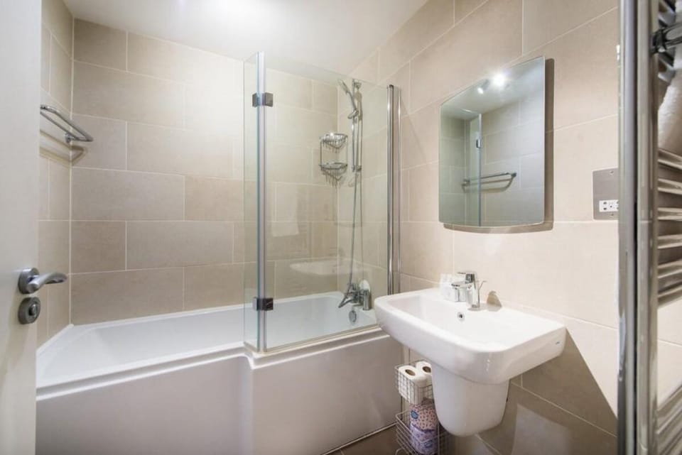 Views For Days - Fitzrovia - by Frankie Says Apartment in City of Westminster
