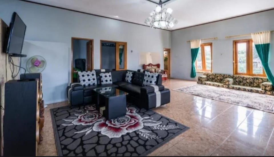 villa mutiara citra puncak bu eva Villa in Cisarua