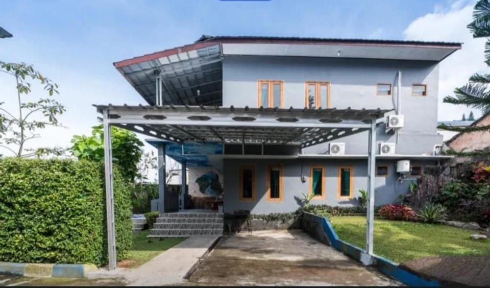 villa mutiara citra puncak bu eva Villa in Cisarua