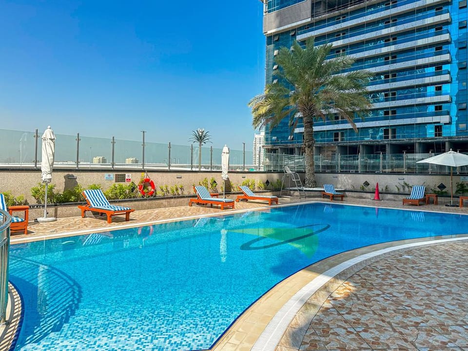 Lake-view Studio in Vibrant Area in JLT Apartment in Dubai