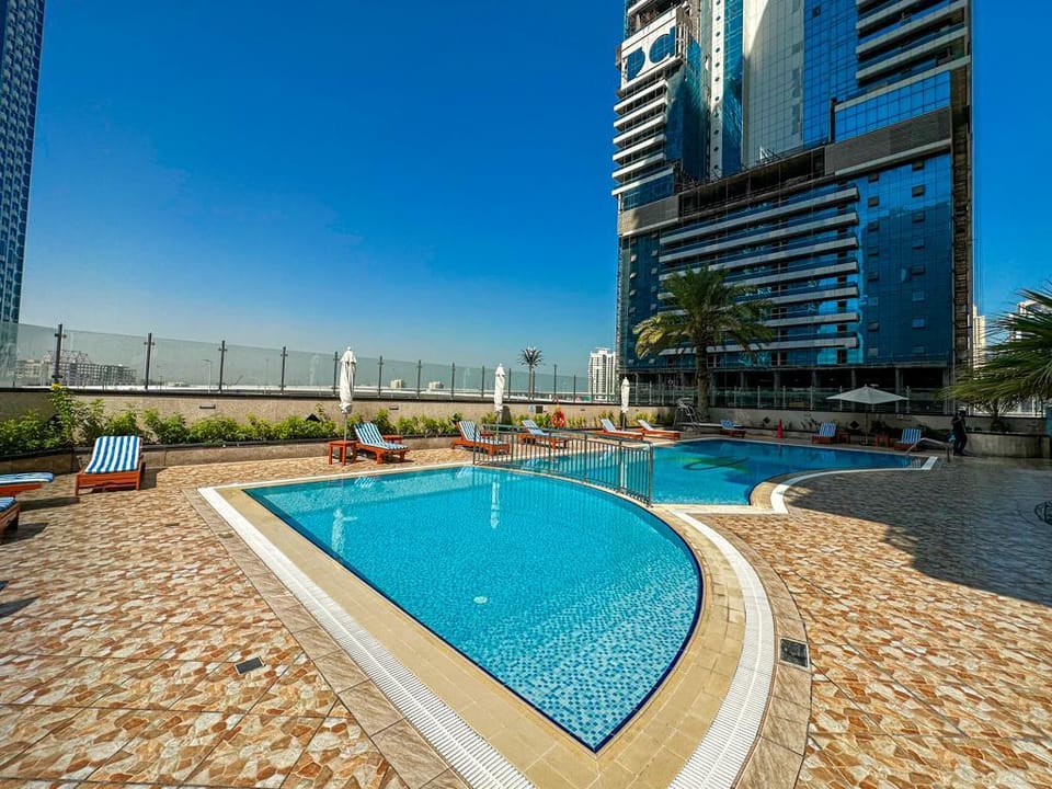 Lake-view Studio in Vibrant Area in JLT Apartment in Dubai