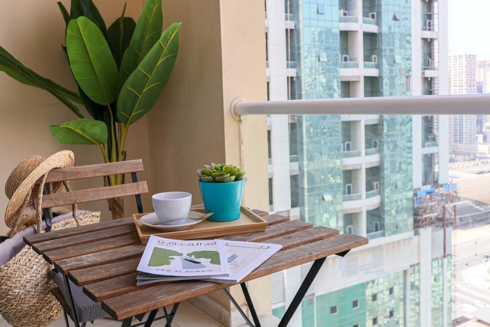 Lake-view Studio in Vibrant Area in JLT Apartment in Dubai
