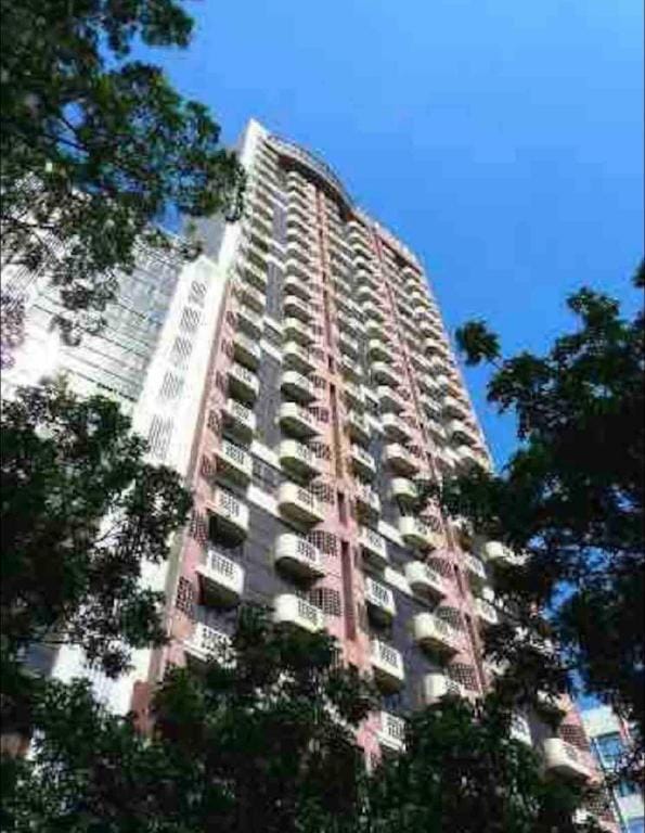 Specious unit across Greenbelt5 + Wi-Fi + Netflix Apartment in Pasay