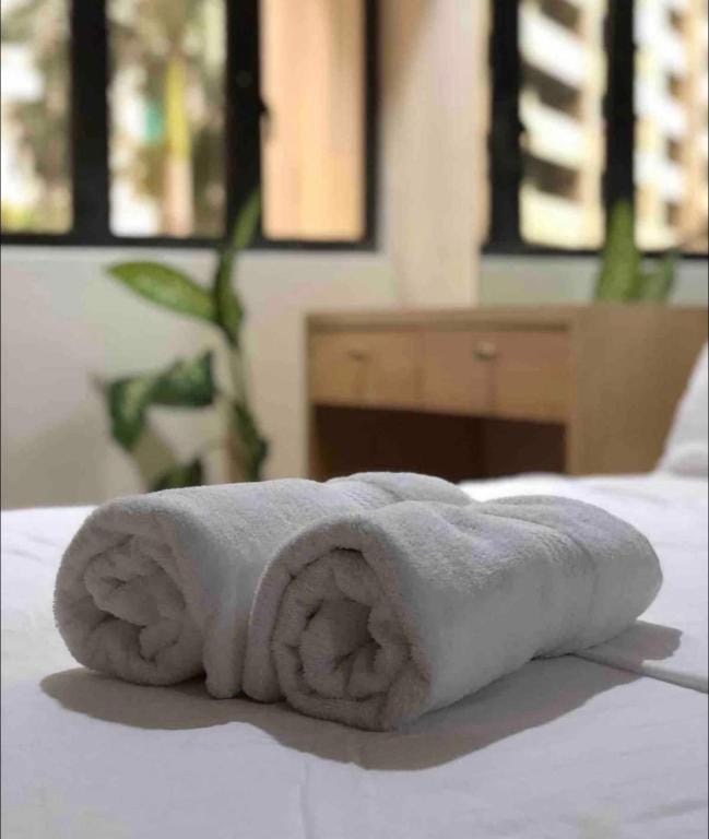 Specious unit across Greenbelt5 + Wi-Fi + Netflix Apartment in Pasay