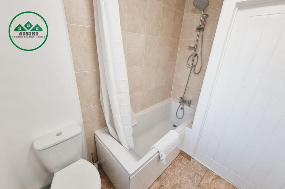 Central 2Bed/2Bath Flat w/ FREE Wi-Fi / Parking Apartment in Watford