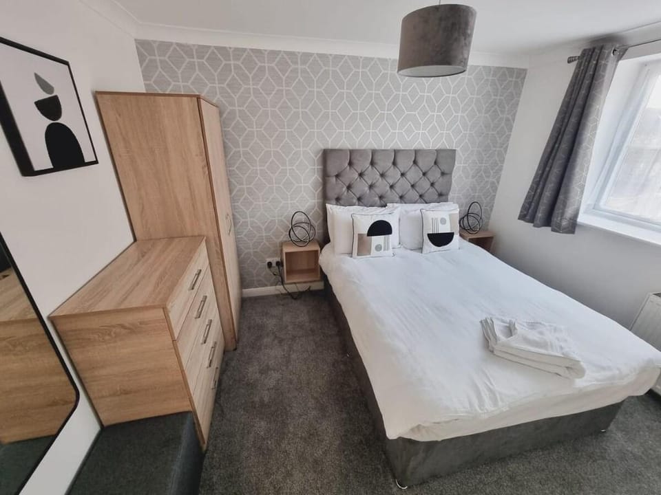 Central 2Bed/2Bath Flat w/ FREE Wi-Fi / Parking Apartment in Watford