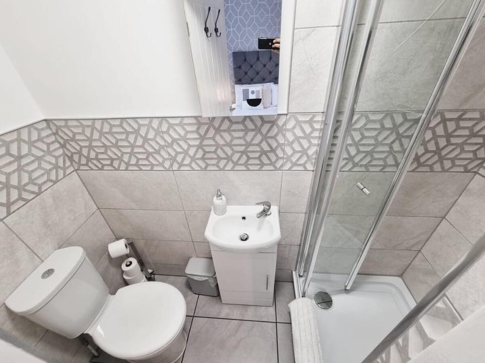 Central 2Bed/2Bath Flat w/ FREE Wi-Fi / Parking Apartment in Watford