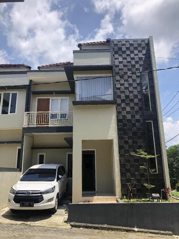 Villa keluarga cemara Villa in Batu