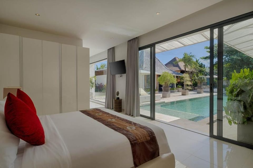 Canggu White Exotic 3 BR Private Pool (B) Villa in North Kuta