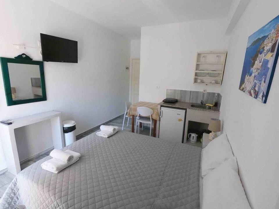 Deluxe Double Room 30 meters from Perissa Beach Apartment in Perissa