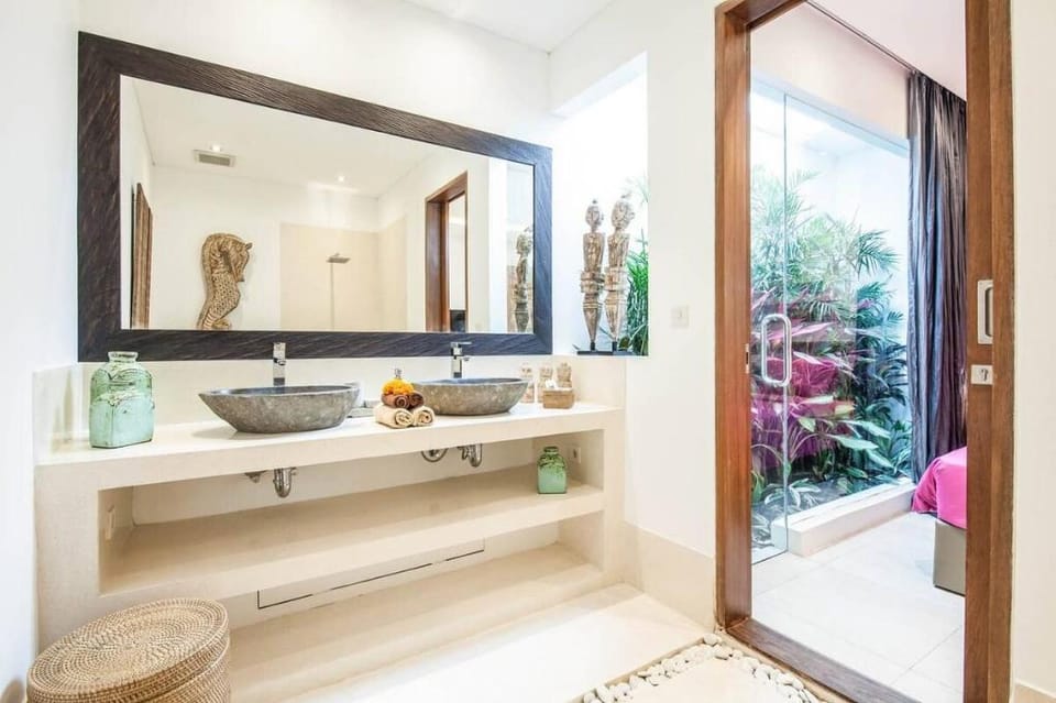 Villa Kamill New 3 BR 800 m to the beach with Pool Villa in Kuta