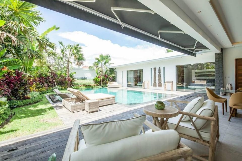 Villa Kamill New 3 BR 800 m to the beach with Pool Villa in Kuta