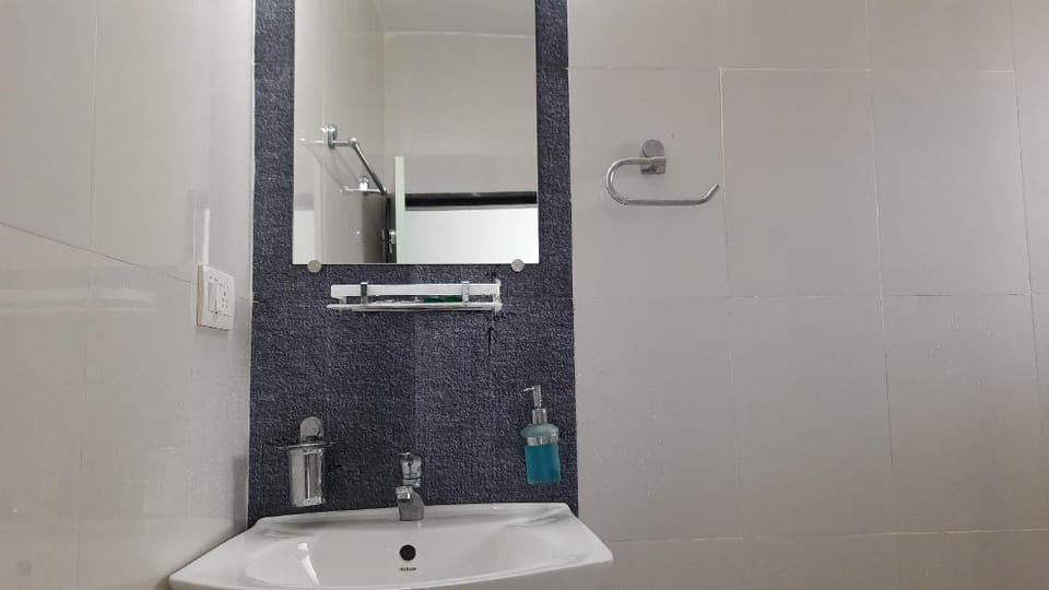 Apt-1 with AC,Gym,Wifi & Pool,5min to beach Apartment in Benaulim