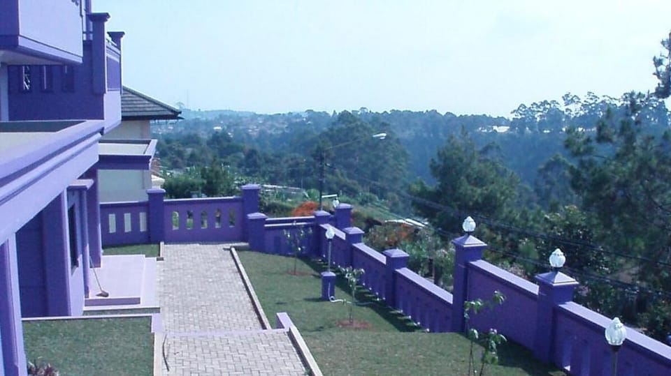 VILA KEMBAR UNGU A (Max.12 Orang) Villa in Parongpong
