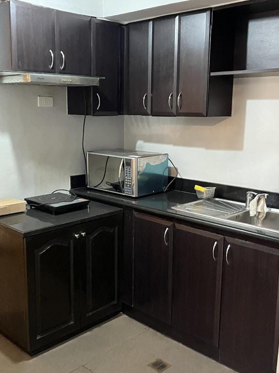Our place is a "HOME AWAY FROM HOME"across T3. Apartment in Pasay