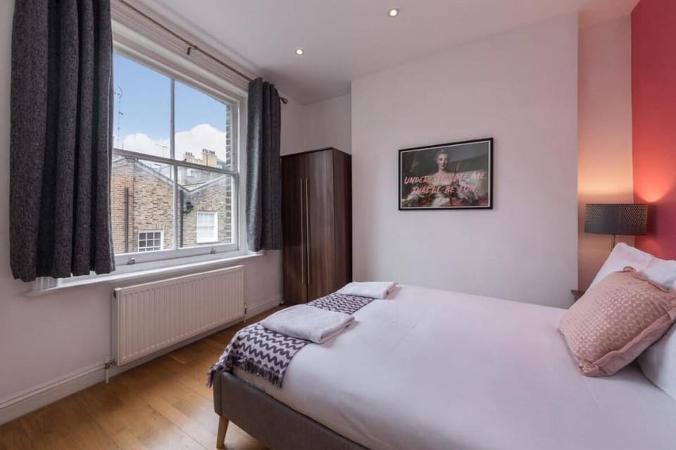The Lipstick Palace - Fitzrovia - by Frankie Says Apartment in London Borough of Islington