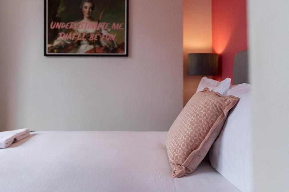 The Lipstick Palace - Fitzrovia - by Frankie Says Apartment in London Borough of Islington