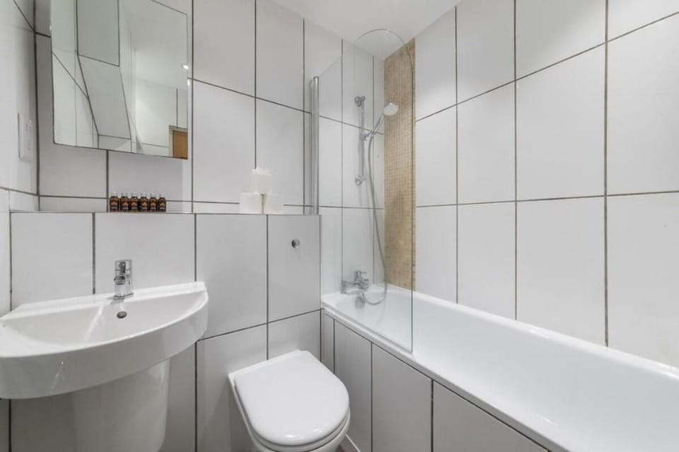 Home For All - Fitzrovia - by Frankie Says Apartment in London Borough of Islington