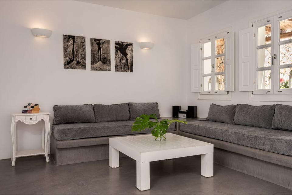 Santorini Suite with Jacuzzi 3 by Delfus Apartment in Santorini