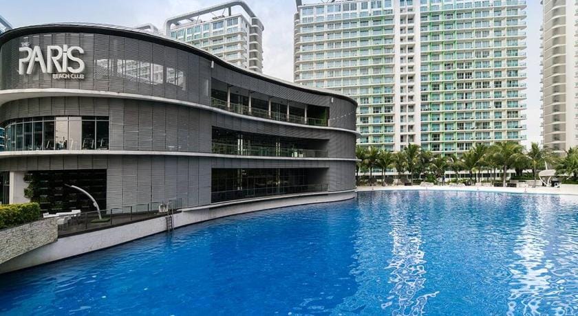 PENTHOUSE in Maldives Azure Overlooks Beach, Pools Apartment in Paranaque