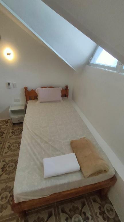 Ivory Castle, Room 1 - good for 7 guests with AC Apartment in Central Visayas