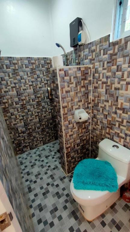 Ivory Castle, Room 4 - good for 8 guests with AC Apartment in Central Visayas