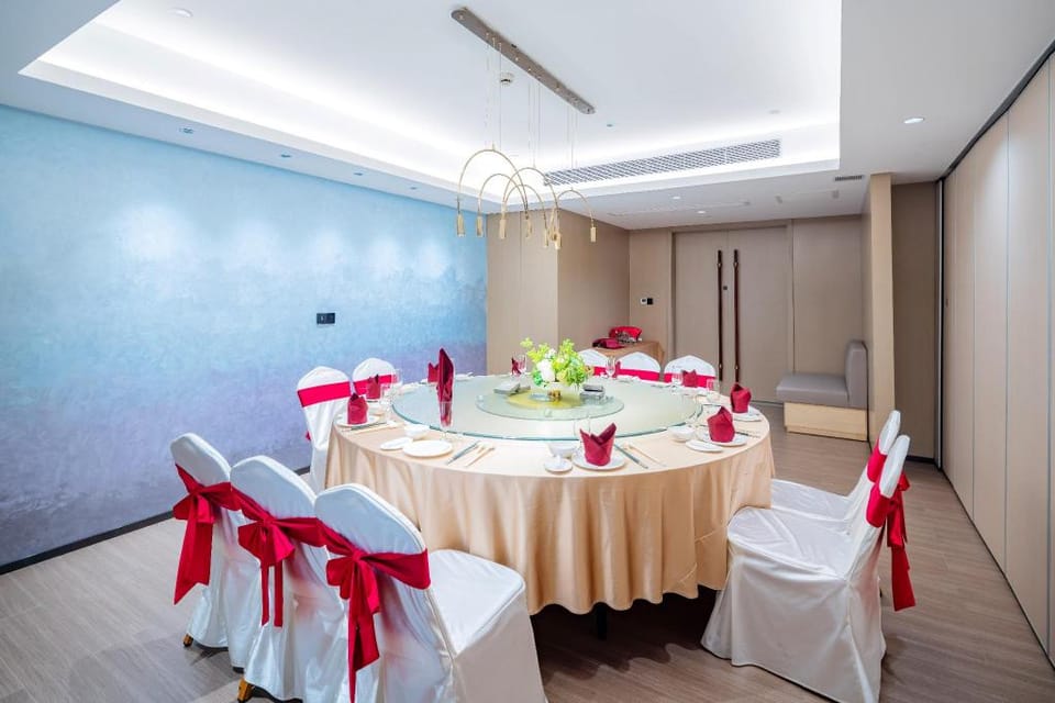 Guangzhou Baiyun Airport MeHood Liz Hotel Free Shuttle Bus to Canton Fair and to Airport Hotel in Guangzhou