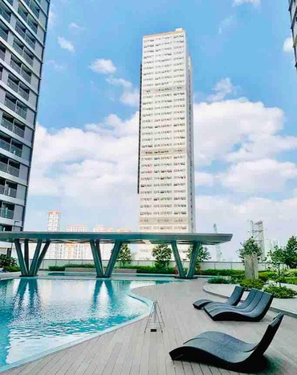 Cozy 1Br w/ Netflix & Balcony_Pool View Condo Apartment in Mandaluyong