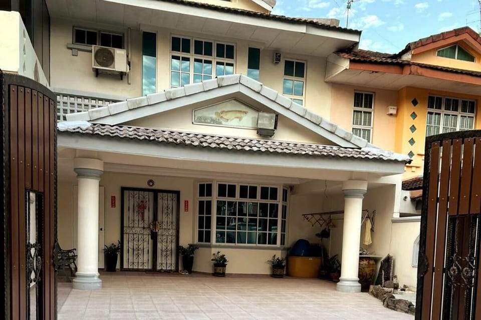 GoldMary 10pax@TebrauCity/Aeon/Toppen/ikea/JB Vacation rental in Johor Bahru