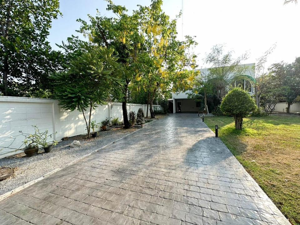Bangkok Cozy Garden Pool Villa Sukhumvit Villa in Bangkok