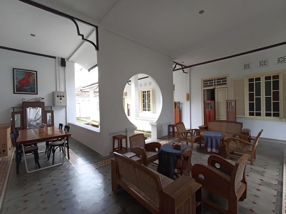 Mruyung Guest House Kota Lama Banyumas Mitra RedDoorz Hotel in Indonesia